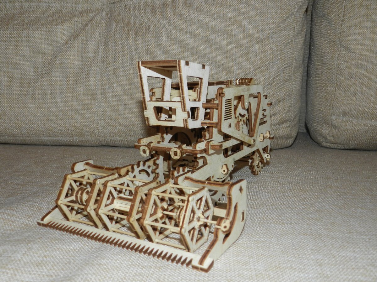 Модель деревянного комбайна